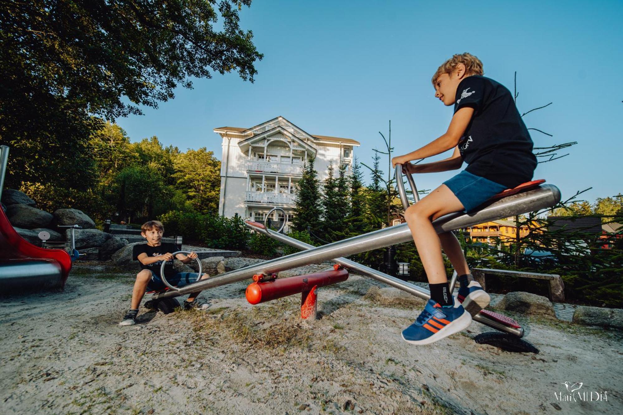 Norweska Dolina Family&Pet-Friendly Resort Шклярска-Поремба Экстерьер фото Children playing on a seesaw